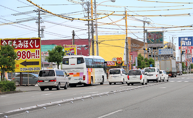 しばらく進み、左手に「全身もみほぐし」「車買取ブル」、右手に「ローソン」がある交差点を左折