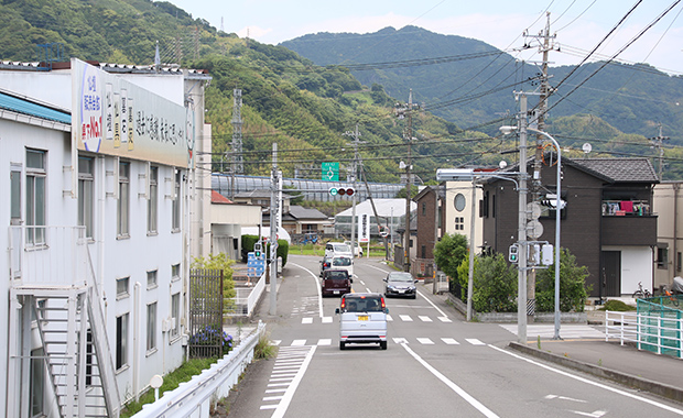 橋のすぐ後にある交差点も直進