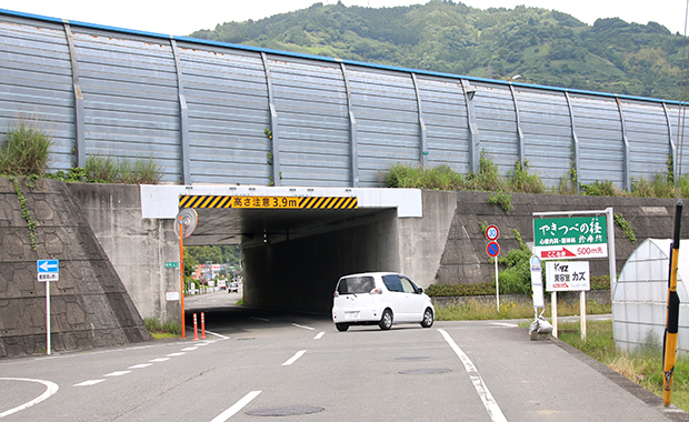 少し進むと東名高速道路のガードがあるので、手前を右折