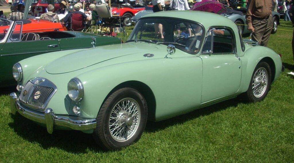 MG MGA ツインカム コンバーチブル　白 mqdefault.jpg